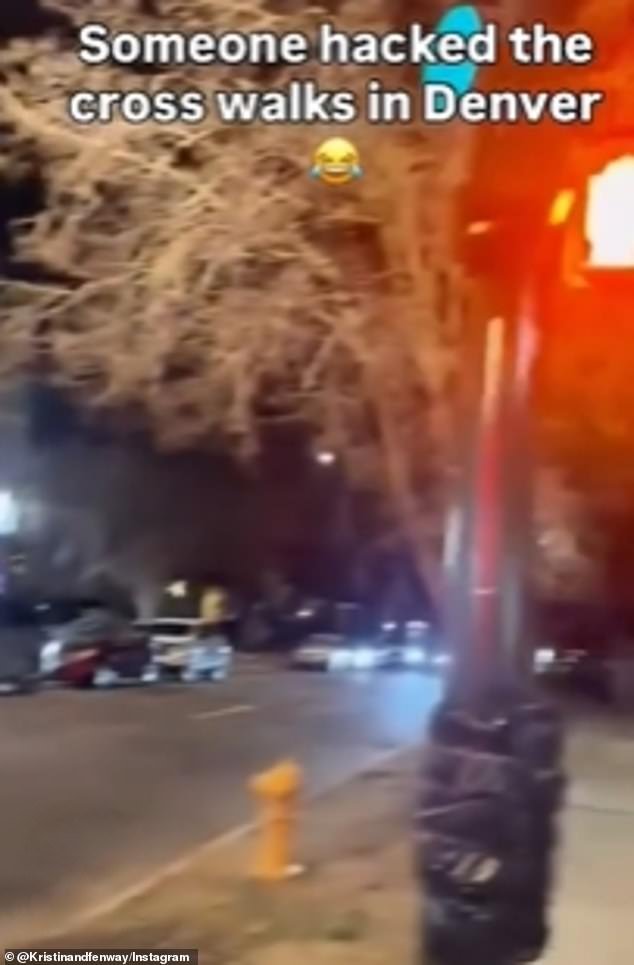 Los peatones están conmocionados después de que los semáforos de la ciudad fueran pirateados para emitir un crudo mensaje anti-MAGA cada vez que el semáforo se pone en rojo.