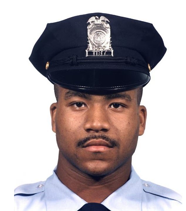 El presunto asesino de policías de DC que ejecutó fríamente a un policía disparándole cuatro veces en la cabeza exige la liberación anticipada, y la ley significa que podría conseguirla.