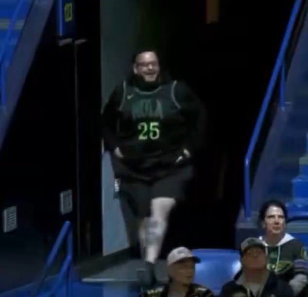 Fanático de la NBA sufre humillante falla en su vestuario durante un momento viral de ‘cámara de baile’