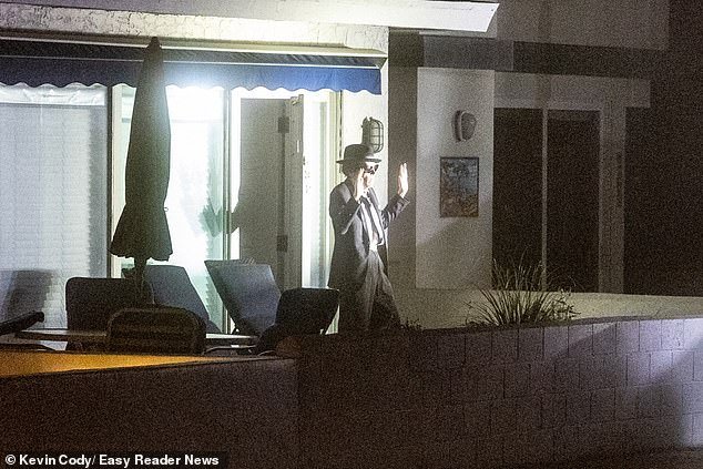 Según la policía, una mujer transgénero vestida como BLUES BROTHER asesinó al millonario promotor inmobiliario, de 92 años, en su impresionante casa frente a la playa.