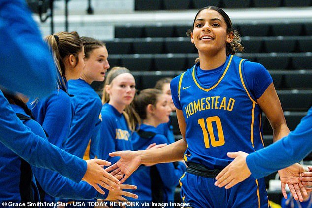 La recluta de baloncesto de élite se somete a una cirugía de espalda de emergencia después de resultar herida en un accidente automovilístico camino a la escuela.