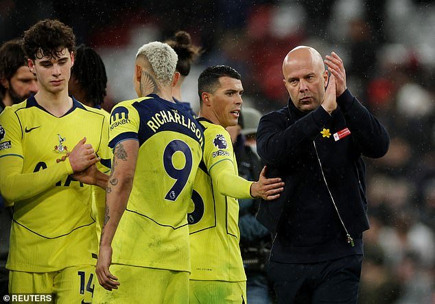 ‘Si nuestros aficionados están molestos entonces debo haber hecho muchas cosas mal’: el entrenador del Liverpool, Arne Slot, admite que ha cometido errores esta temporada, pero insiste en que PUEDE cambiar las cosas con una victoria sobre el Galatasaray