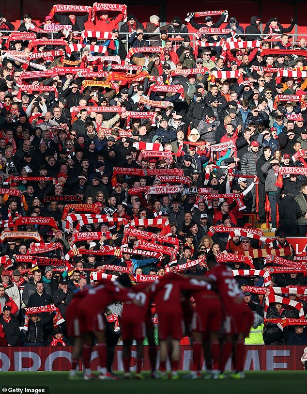 No son sólo los guerreros del teclado los que causan problemas… Los aficionados del Liverpool votaron con los pies después del empate del Tottenham y Arne Slot está bajo una enorme presión. No puede permitirse el lujo de salir de Europa esta noche, escribe LEWIS STEELE