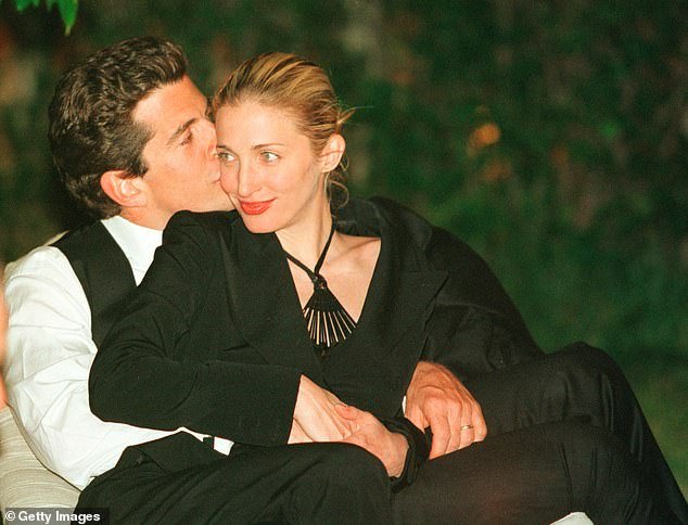 Fui la última persona que vio a JFK Jr. y Carolyn Bessette con vida: lo que se dijo esa noche es inimaginablemente poderoso… esta es la verdad sobre su batalla en la pista y su espiral de muerte.