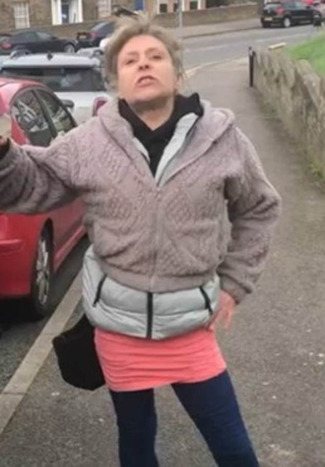 Se publican clips de dos personas heridas en un ‘ataque con botella de vidrio’