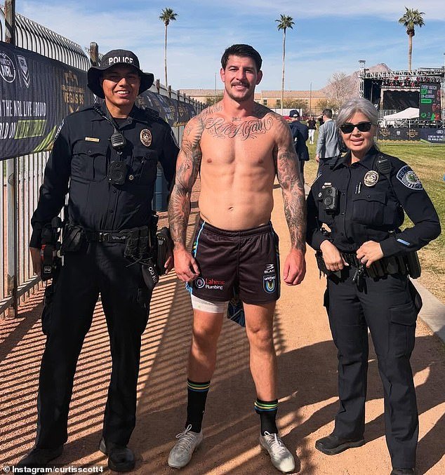 El villano del fútbol Curtis Scott ha sido puesto tras las rejas tras ser acusado de agredir a un oficial de policía tras una supuesta discusión sobre aplausos.