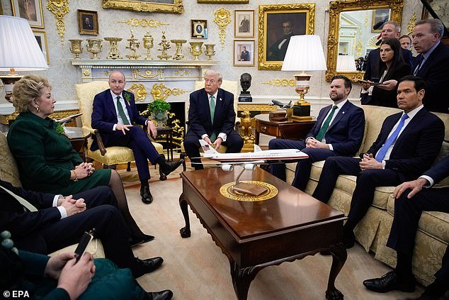 ¿Cómo es ser acosado por el hombre más poderoso del mundo? Nuestro corresponsal que cubría la visita del Taoiseach a la Casa Blanca hizo la pregunta más intrigante en la Oficina Oval y Donald Trump lo llamó para hablar brevemente…