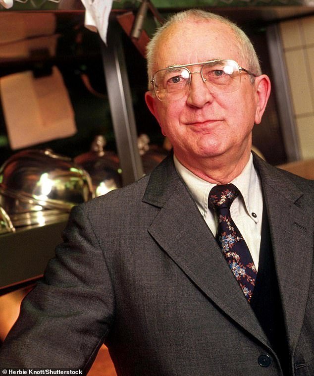 CHRISTOPHER STEVENS sobre el autor Len Deighton, fallecido a los 97 años: el maestro autor de espías cuyas emocionantes tramas cautivaron “como los pantalones de montar de la princesa Ana”.