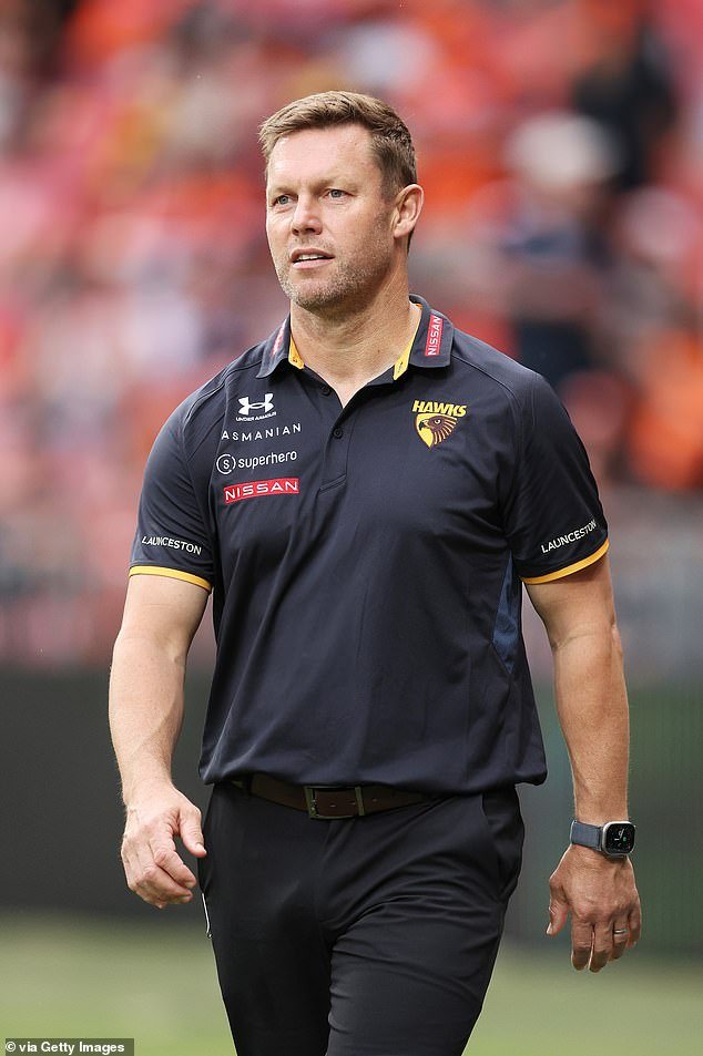 El entrenador de la AFL revela por qué se puso FELIZ cuando vio un vídeo de dos de sus estrellas siendo arrestadas en EE.UU.