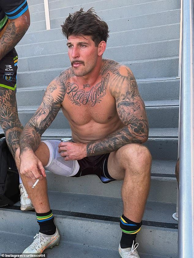 El villano de la NRL, Curtis Scott, y su madre están acusados de agredir a un adolescente; como le dice su abogado al tribunal, el presunto ataque “no fue aleatorio”.