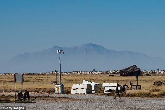 La base de la Fuerza Aérea de Nuevo México está cerrada después de que un hombre armado abriera fuego, dejando un muerto y un herido.