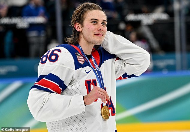El héroe del hockey estadounidense Jack Hughes critica la decisión de los “Bulls***” de entregar el legendario disco olímpico al museo