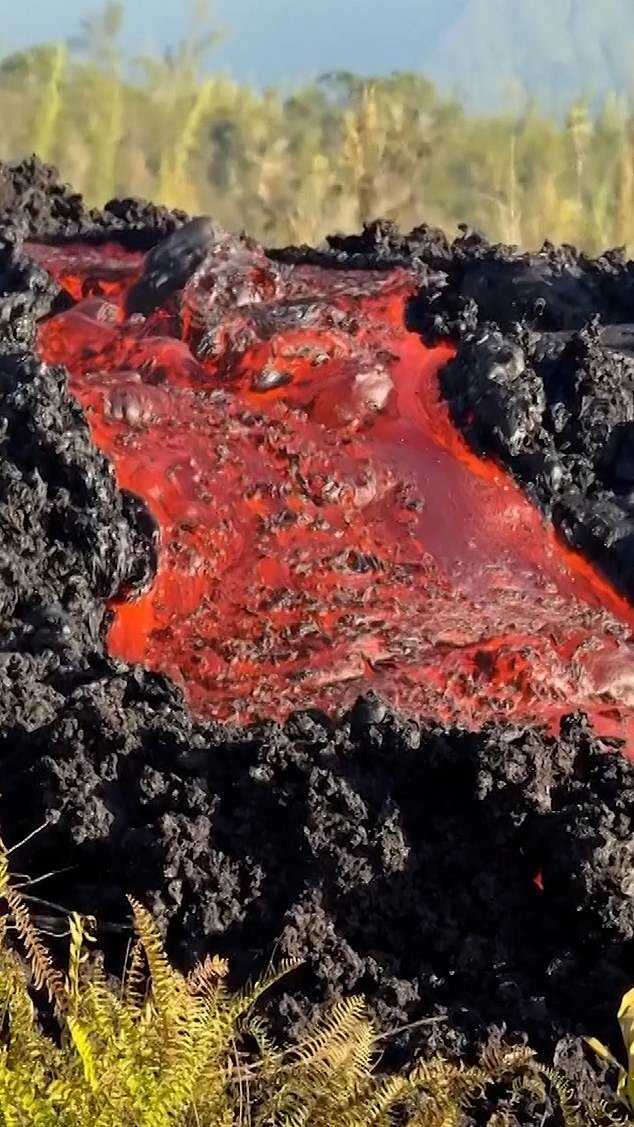 Momento en el que la lava de un volcán en una isla francesa llega al océano por primera vez en años.