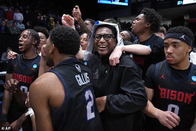 March Madness comienza con estilo cuando Howard obtiene su primera victoria y Texas consigue un ganador de último segundo en una dramática noche de apertura.