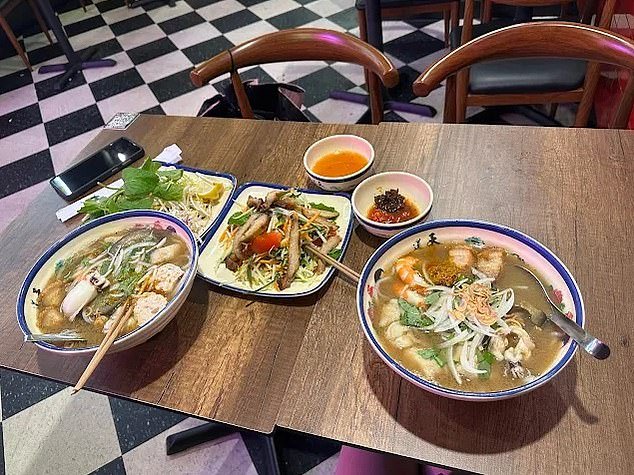 Los australianos condenan un popular restaurante vietnamita después de descubrir detalles extraños en la respuesta del personal a las reseñas en línea.