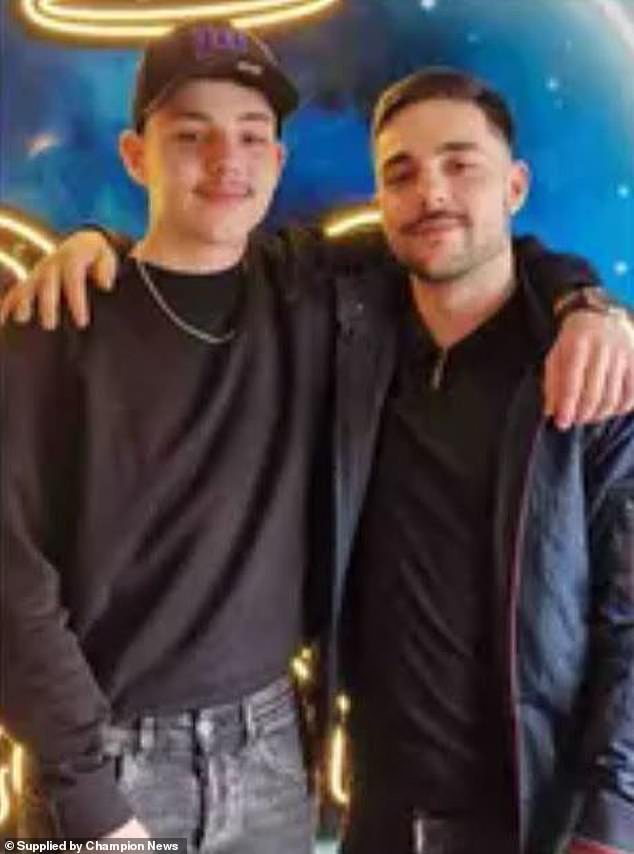 Un padre cristiano y una madre no religiosa están enfrascados en una desgarradora batalla judicial sobre si deben enterrar o incinerar a su hijo de 17 años que se quitó la vida.