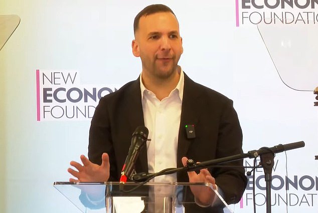 El plan del ‘árbol mágico del dinero’ de Zack Polanski para Gran Bretaña: el líder de los Verdes pide un paquete de rescate de la factura energética de 8.400 millones de libras financiado por una redada fiscal de 12.000 millones de libras sobre los ‘activos’, al tiempo que promete límites a los alquileres, no más derecho a comprar y renacionalización