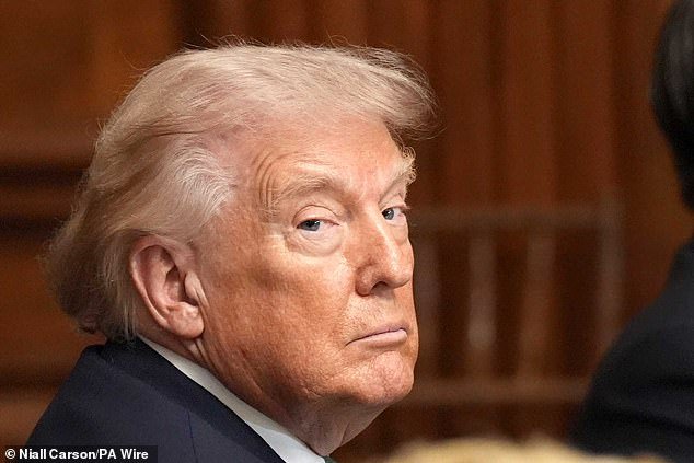 Trump vuelve a arremeter contra los aliados “insensibles” de la OTAN, diciendo que “se pondrían rápidamente en marcha” si “acaba con Irán” y les entrega el Estrecho de Ormuz.