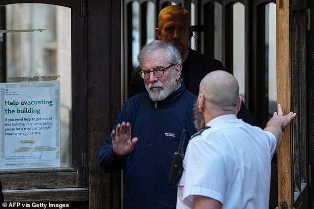 Gerry Adams siempre “se rodeó de prisioneros del IRA”, incluido el guardaespaldas de larga data que estuvo involucrado en el infame ataque funerario contra dos soldados del ejército británico en 1988, según escuchó la Corte Suprema.