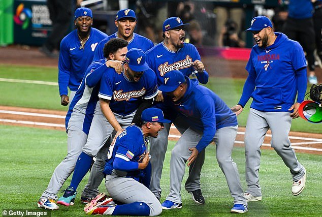 Estrellas descontentas del béisbol estadounidense fueron duramente criticadas por un gesto irrespetuoso tras perder la final del CMB ante Venezuela.