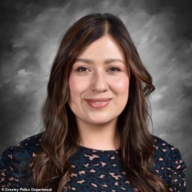 La elegante secretaria de secundaria de 34 años es acusada de abusar sexualmente de una estudiante de 13 años.