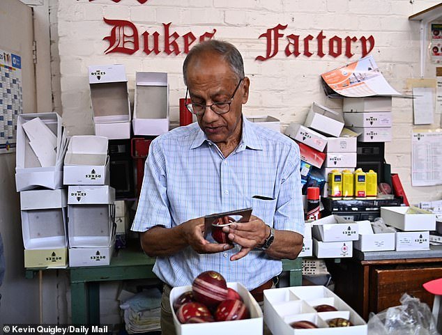 Revelado: El cricket inglés se está quedando sin BOLAS: Dada la ‘gran crisis’ que ha dejado a Inglaterra y los condados con la MITAD de pelotas que necesitan, y el plan frenético para encontrar una solución mientras la guerra causa estragos en el Medio Oriente – ‘es una llamada de atención para todos’