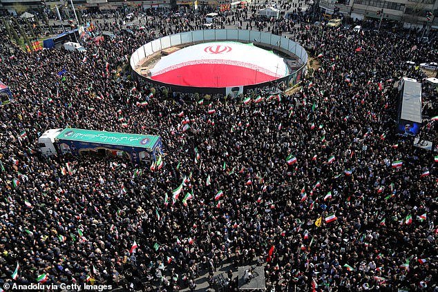 Miles de personas asisten al funeral del líder adjunto de Irán, Ali Larijani, y su hijo mientras sus cuerpos desfilan en camiones decorados con imágenes de los muertos.