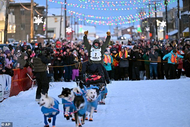 La estrella de reality shows logra la victoria en una controvertida carrera de trineos tirados por perros de 1.000 millas en Alaska en medio de renovados llamados para que se elimine la “cruel” tradición.