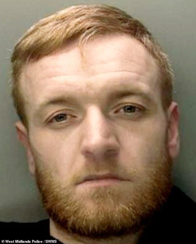 Un ladrón armado suplica ‘sáquenme de aquí’ en este momento después de que un trabajador de una tienda lo atrapara detrás de las contraventanas en medio de una redada.