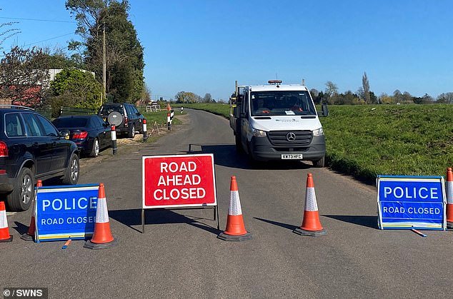 Búsqueda frenética de dos adolescentes desaparecidos después de que el coche en el que viajaban cinco adolescentes se hundiera en el río
