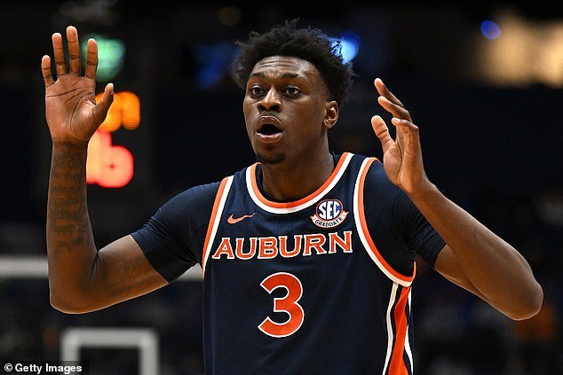 La estrella del baloncesto universitario con destino a la NBA abandona el primer partido de su equipo en circunstancias misteriosas