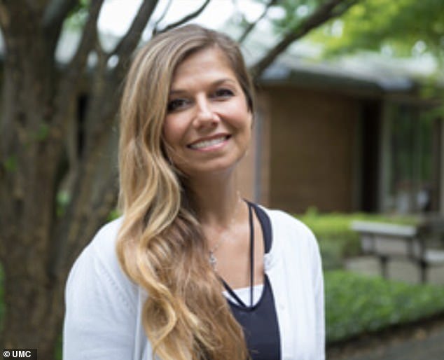 Una pastora es suspendida después de que se revela su impactante conexión con Epstein… mientras se compara con JESÚS mientras defiende su relación.