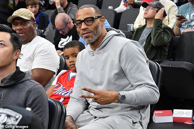 Tenso momento: la estrella de la NBA se enfrenta al productor de un podcast en una transmisión en vivo después de sorprenderlo burlándose de su impedimento del habla.