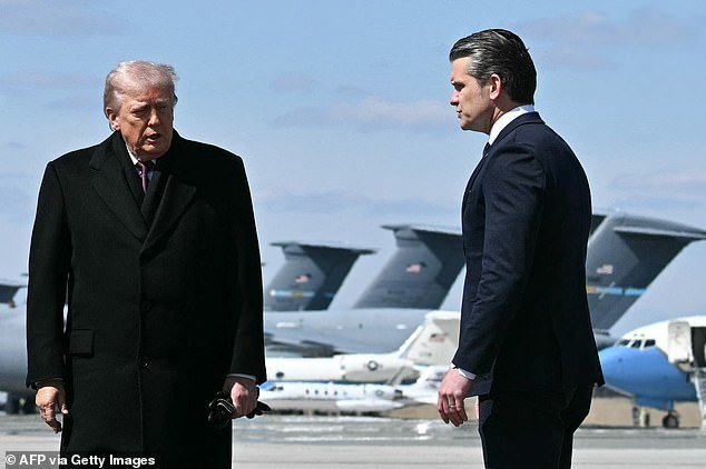 Un Trump muy sombrío da un saludo final a seis soldados estadounidenses más muertos en la guerra de Irán mientras el número de muertos sigue aumentando.