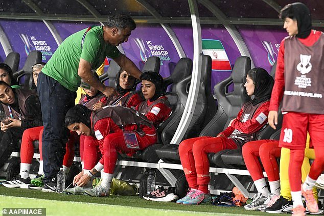 Las futbolistas iraníes regresan a casa con una bienvenida de héroe… pero al fondo acecha un recordatorio aterrador de los peligros que enfrentan.