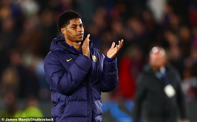 El Barcelona toma una decisión sobre el futuro de Marcus Rashford, ya que el delantero cedido del Man United no puede salir del banquillo en su impresionante victoria sobre el Newcastle.