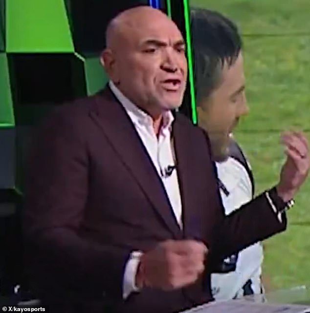 Los fanáticos del fútbol pierden la cabeza cuando la leyenda del fútbol se mete en una discusión explosiva con un periodista en la televisión, y pierde MALAMENTE.