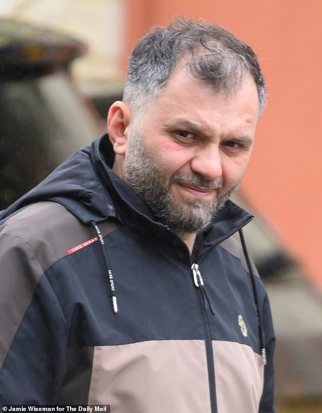 A un inmigrante criminal se le permitió quedarse en Gran Bretaña después de luchar contra la deportación alegando que a su hijo no le gustaban los nuggets de pollo extranjeros.