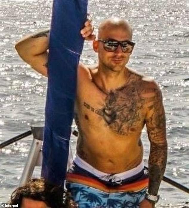 Hombre arrestado por asesinato de jefe criminal y veterinario inocente después de nueve años de fuga