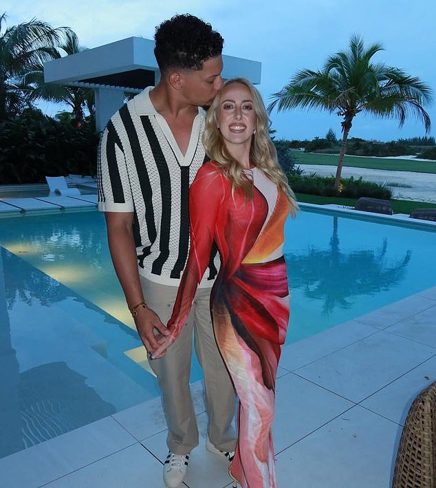 Patrick y Brittany Mahomes sorprenden en nuevas imágenes de sus vacaciones en la playa mientras la estrella de los Chiefs disfruta de la mayor parte de la temporada baja