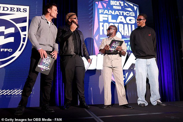 Tom Brady reaviva la disputa con Logan Paul y ataca al “tierno” Jayden Daniels en el ruidoso draft de fútbol americano de bandera en Los Ángeles.