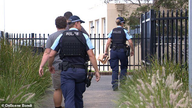 La policía corre a la escuela secundaria de Rose Bay después de informes de un adolescente con un arma