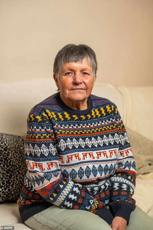 Una pensionista ha sido desalojada de su bungalow de 420.000 libras después de perder una batalla judicial con un vecino por una franja de terreno de 30 centímetros y descubre que todavía tiene que pagar 163 libras al mes en impuestos municipales.