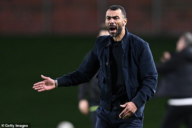 Ashley Cole está atravesando un comienzo de pesadilla en su carrera como entrenador mientras los pececillos italianos se ven presionados por los rivales de la Serie B, y a la ex estrella de Inglaterra le han dicho que debe cumplir “ciertas condiciones” para conservar su puesto.