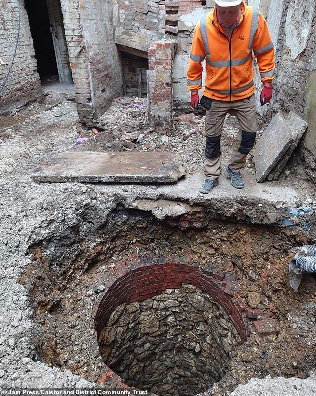 ¡Bien, bien, bien! Trabajadores descubren elementos romanos inusuales de hace 2.000 años durante las renovaciones de una tienda