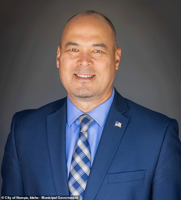 El recién elegido alcalde de Idaho, de 47 años, se desploma y muere poco después de hablar en una reunión oficial