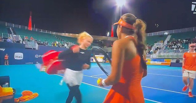 Momento extraño: la estrella del tenis sale furiosa de la cancha entre LÁGRIMAS, dejando atónita a su oponente tras ser eliminada del Abierto de Miami