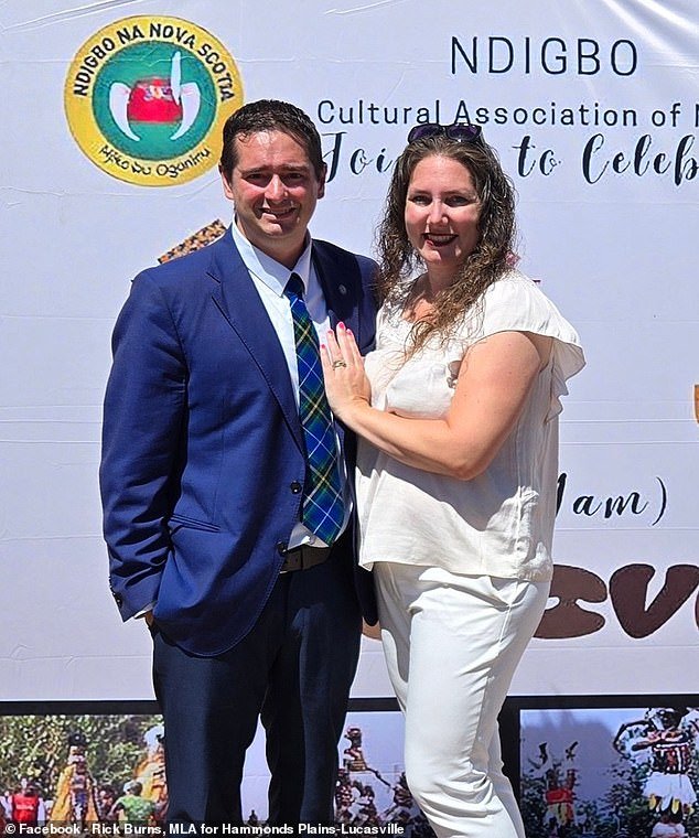 Los chantajistas publicaron fotografías y vídeos íntimos míos y de mi esposa, dice un legislador canadiense