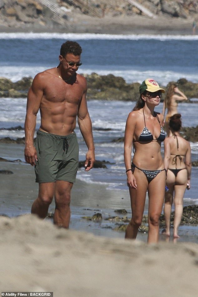 La ex estrella de la NBA Blake Griffin luce su tonificado cuerpo mientras da un paseo sin camiseta por la playa con su prometida modelo