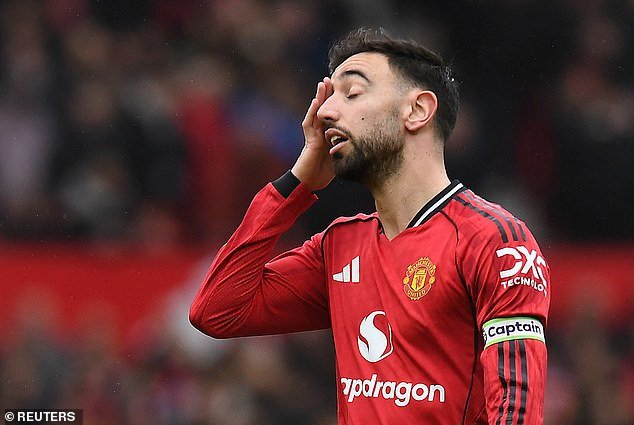 Michael Carrick defiende a Bruno Fernandes por expresar su frustración hacia sus compañeros en el campo insultándolos y levantando los brazos